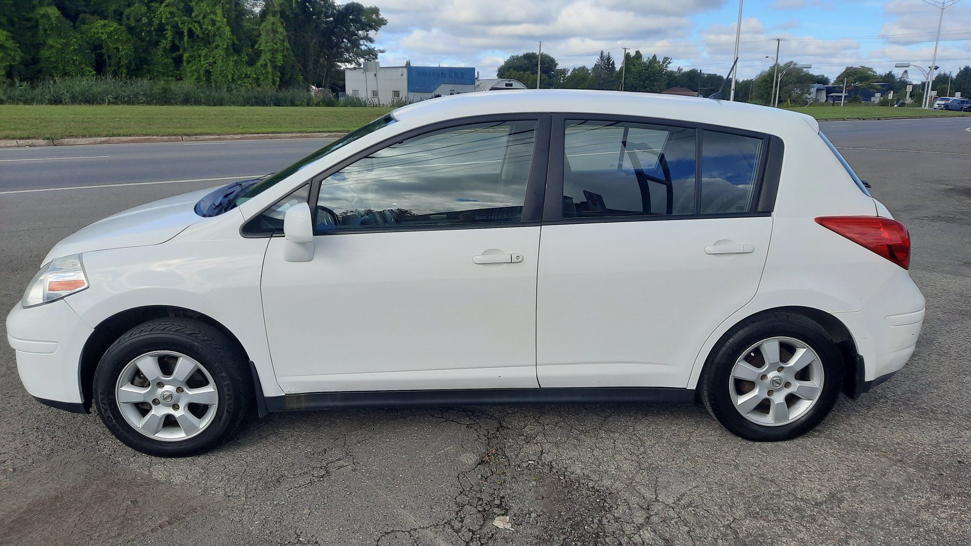 Nissan Versa 2011 - Thumbnail 2