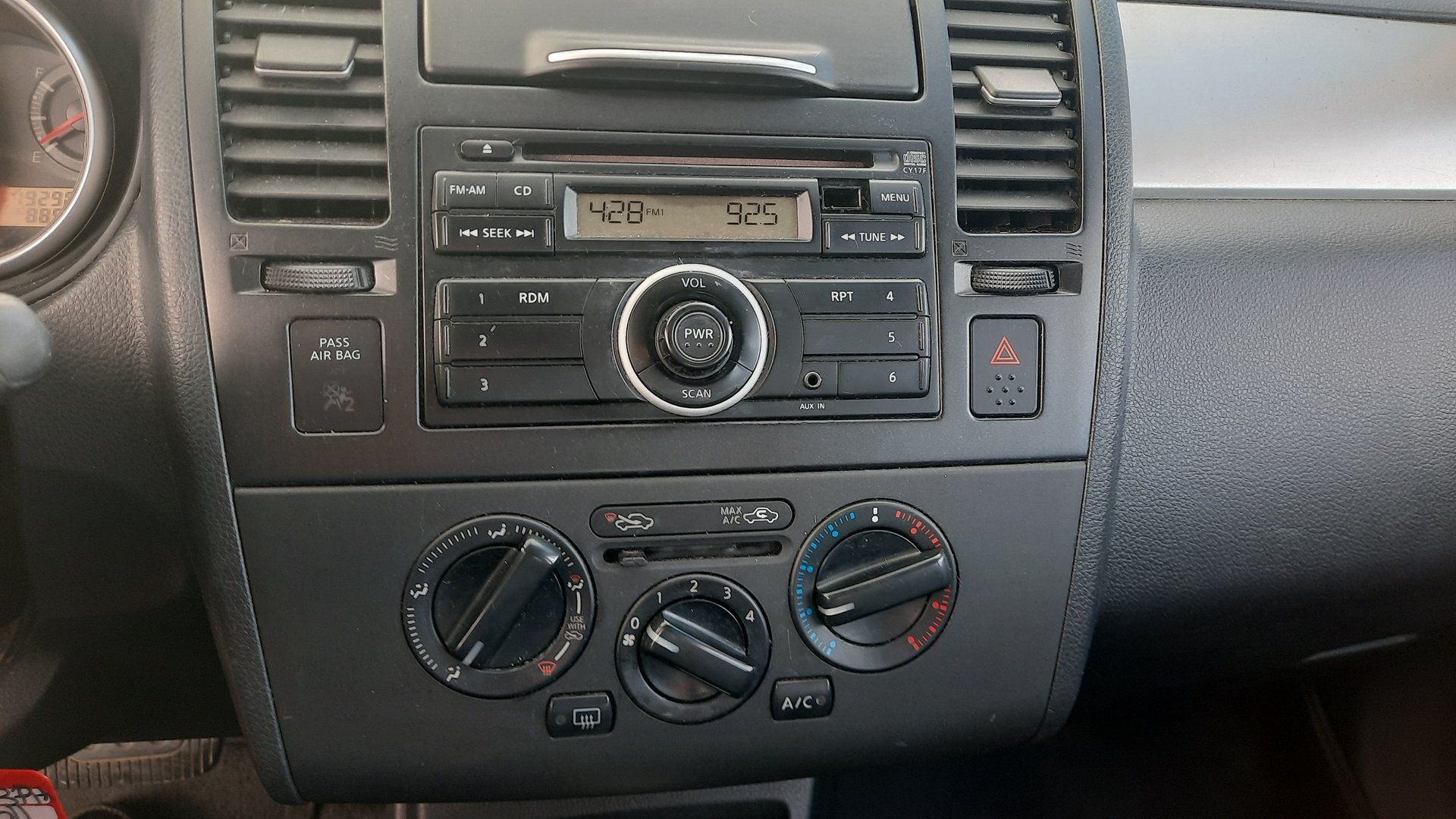 Nissan Versa 2011 - Thumbnail 8